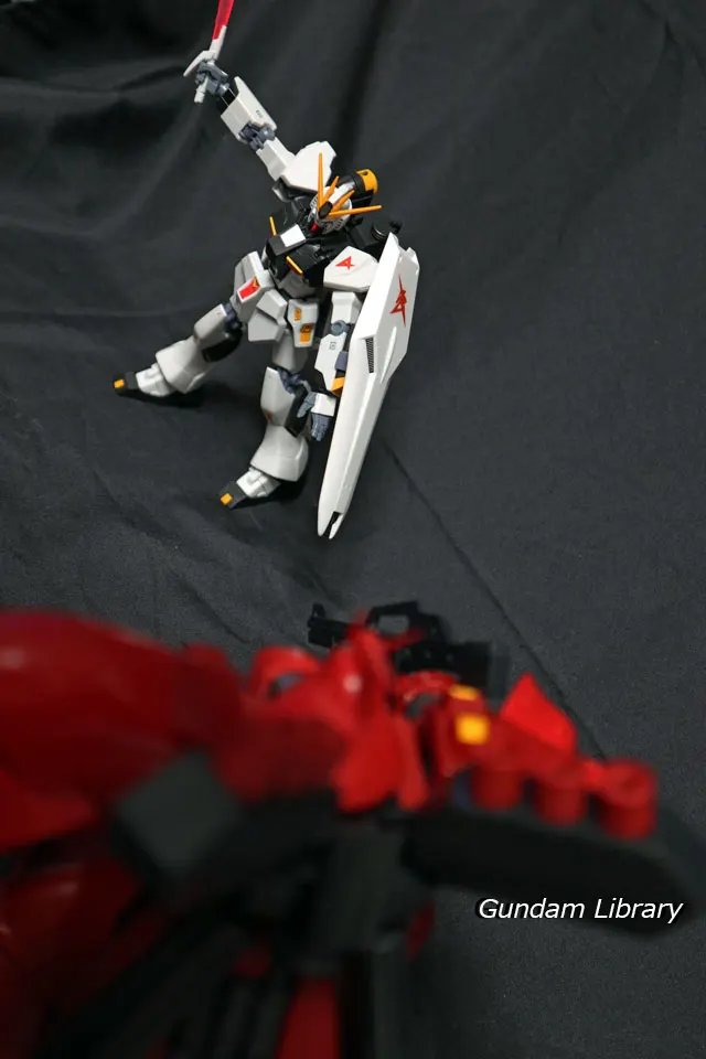 ROBOT魂　νガンダム　サザビーとの戦い